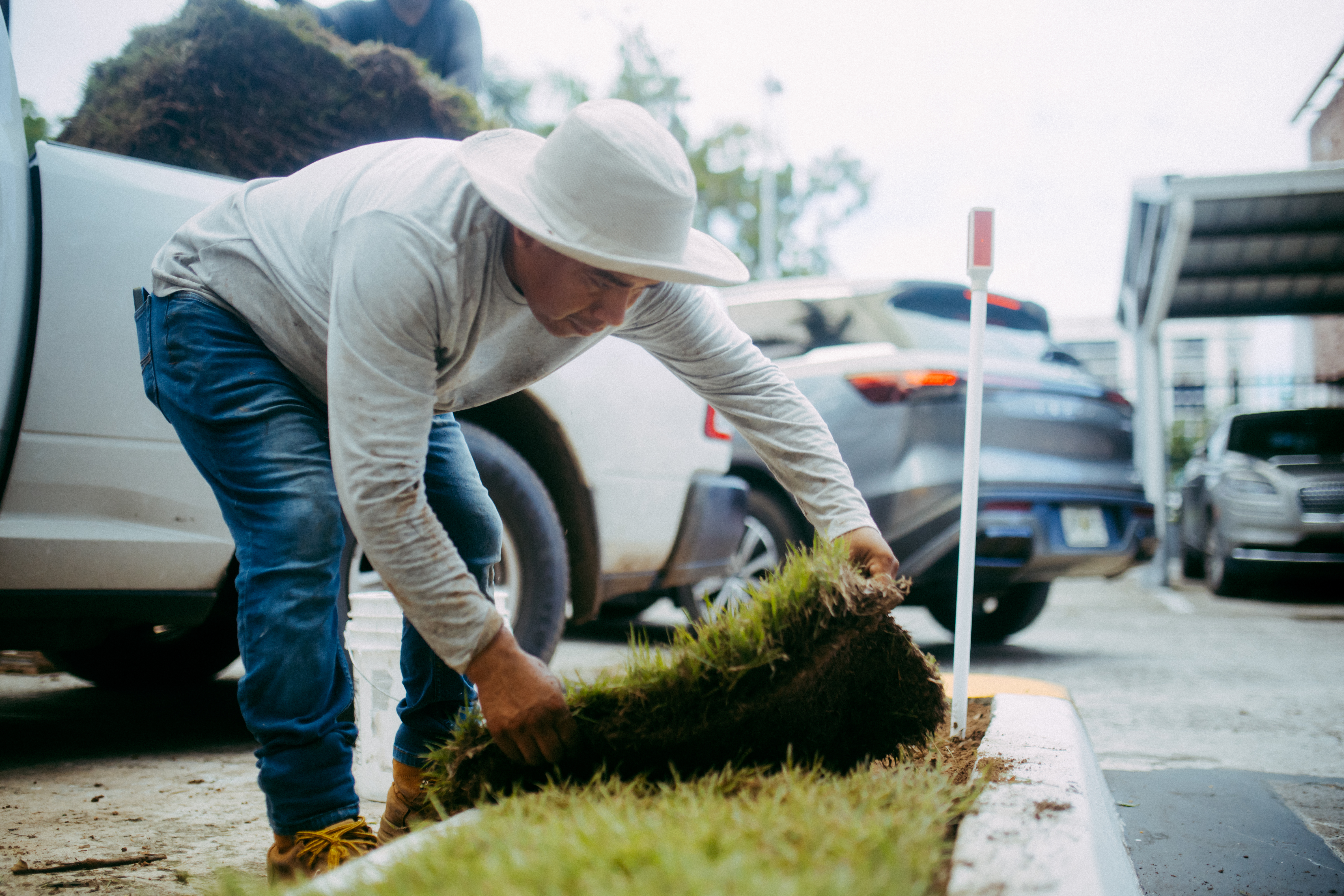 Equipo de Green North Landscaping trabajando en espacios exteriores
